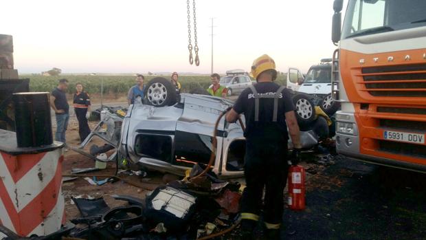 Los bomberos durante la tarea de rescate de las víctimas