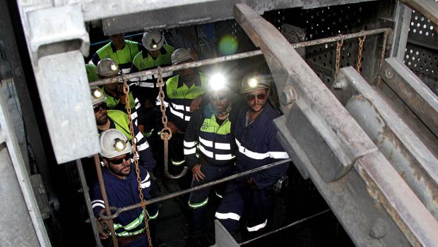Los mineros encerrados el pasado junio en Pozo Aurelio, en señal de protesta, en el momento de de su salida