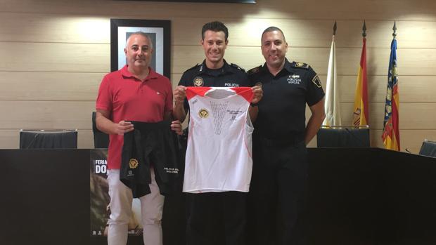 César López, junto a los concejales de Deportes y Policía de Dolores.