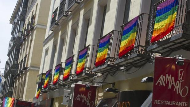 Varios balcones del barrio de Chueca con banderas gay