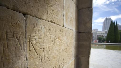 Parte de los desperfectos por actos vandálicos horadados en las paredes del Templo de Debod