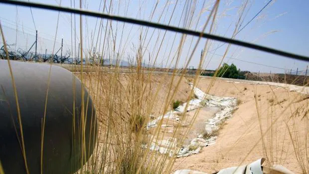 Balsa de riego en tierras adscritas al trasvase Tajo-Segura en el sur de Alicante.