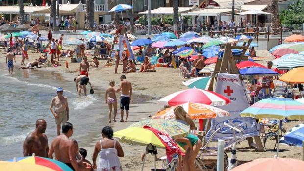 Dos puestos de socorristas en un playa de Torrevieja.