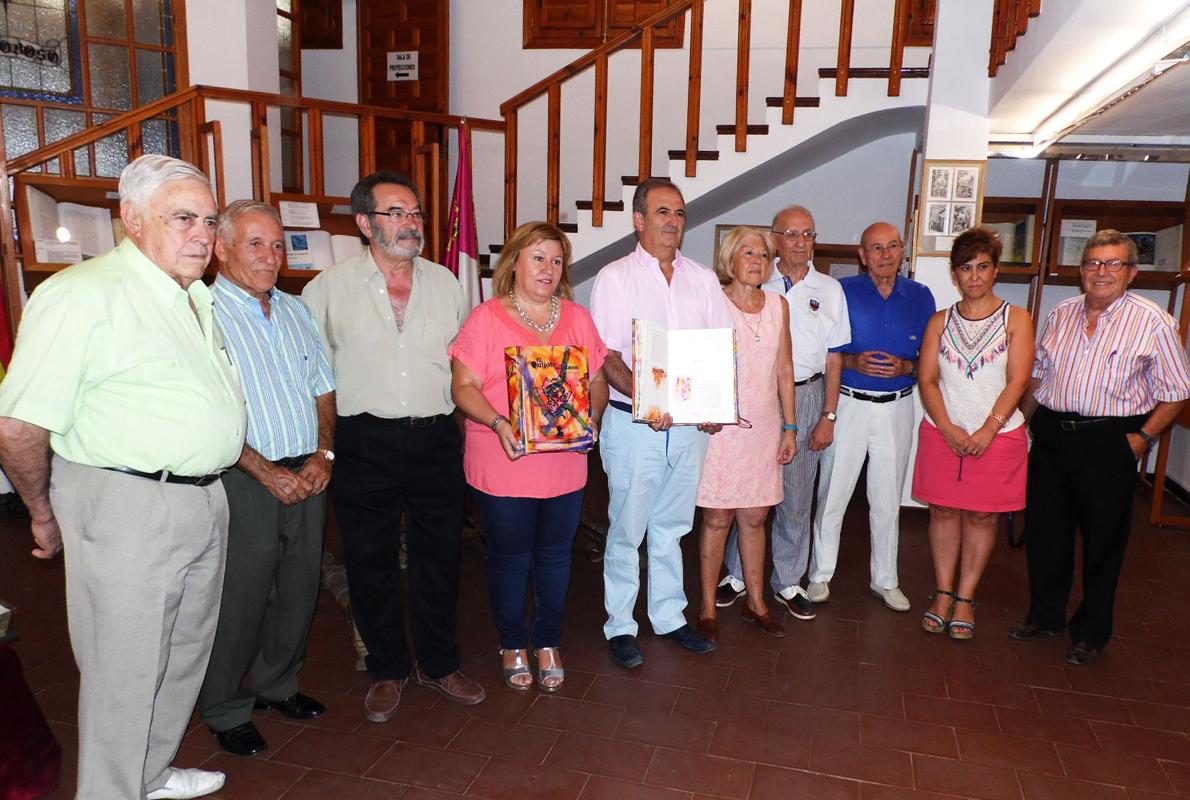 Pilar Arinero junto a José Perea y José Manuel Exojo y un grupo de entusiastas de la obra de Cervantes