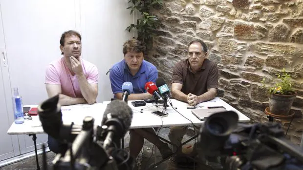 A la izquierda de imagen, el portavoz de Xuntos Podemos, González Armada
