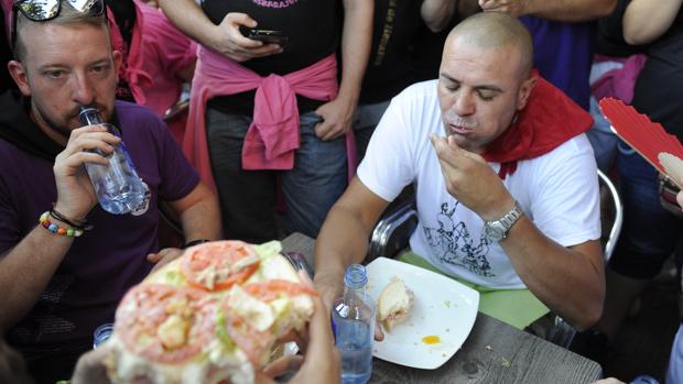 El ganador del concurso de sándwiches, José Manuel Pinteño, en Alcalá de Henares