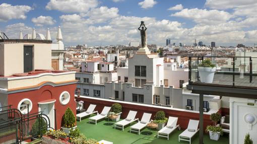 La zona de hamacas del Roof Garden del Hotel Emperador