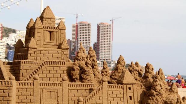 Una escultura de arena en la playa de Levante de Benidorm.