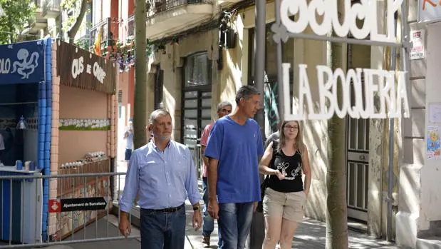 García Albiol, junto a Alberto Fernández, durante una visita al barrio de Sants