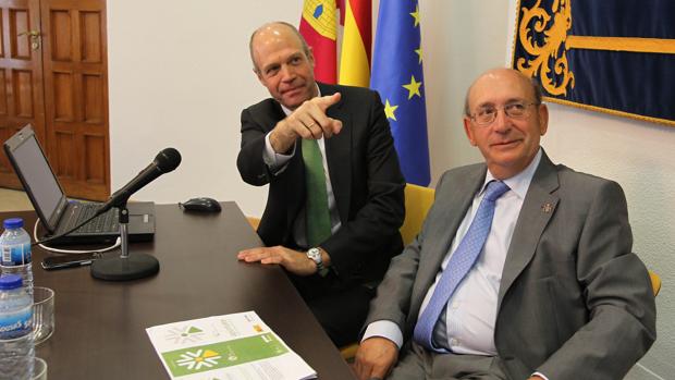 El subdelegado del Gobierno en Ciudad Real, Fernando Rodrigo (derecha) y el director provincial del Instituto Nacional de la Seguridad Social (INSS), Antonio Rodríguez, durante una rueda de prensa