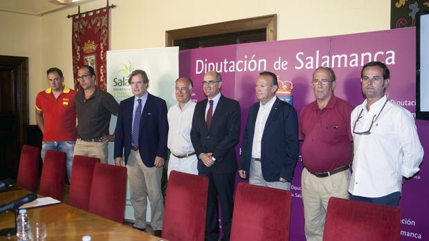 El presidente de la Diputación, Javier Iglesias, junto a los criadores de vacuno participantes en Salamaq 2016