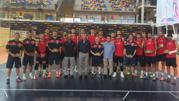 El alcalde de Guadalajara, Antonio Román, y el concejal de Deportes, han visitado a la selección española que se entrena en el pabellón multiusos