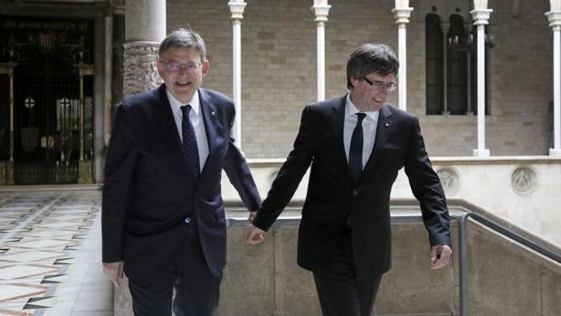 Ximo Puig y Carles Puigdemont en la reunión que mantuvieron en Barcelona en mayo