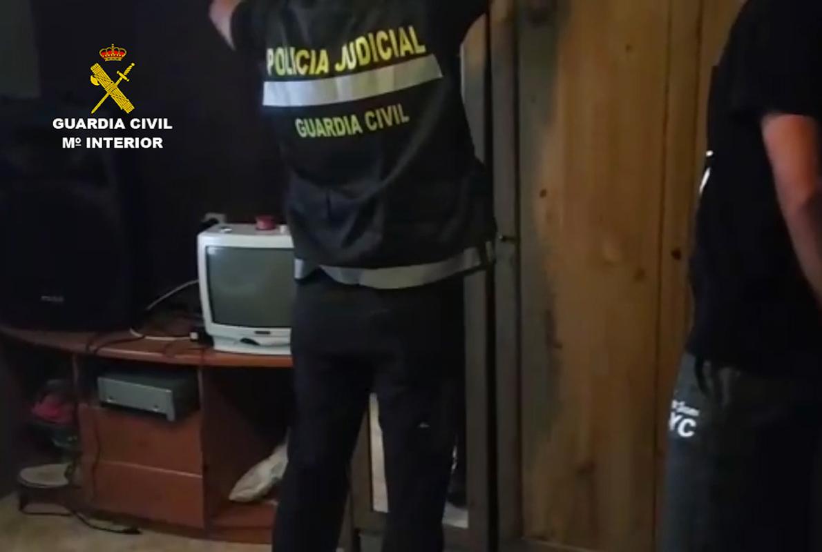 Agentes de la Guardia Civil, durante el registro del domicilio del joven detenido