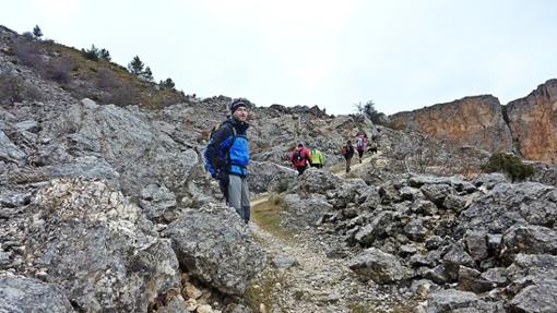 Senderistas en plena ascensión a la Sierra de la Aitana.