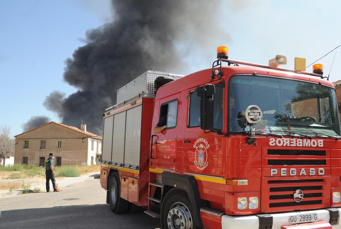 Los bomberos acceden a la nave de Chiloeches tras controlar el incendio