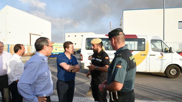 García-Page y Ruiz Molina charlan con los responsables de la UME y la Guardia Civil