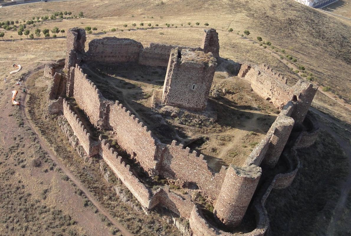 Vista aérea del castillo de Almonacid. En el centro, su torre del homenaje