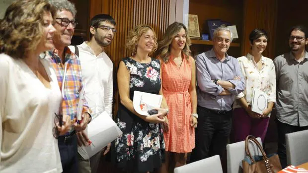 Representantes de PSOE, Podemos, Chunta e IU, durante la reunión que mantuvieron este lunes