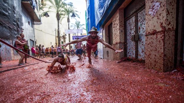 Imagen de las calles de Buñol después de La Tomatina