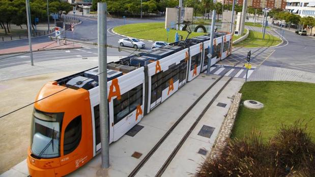 Tranvía del TRAM circulando por Alicante.