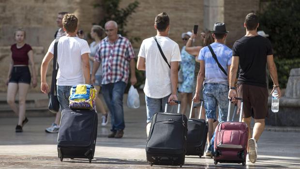 Imagen de archivo de turistas caminando por la Plaza de la Virgen en Valencia