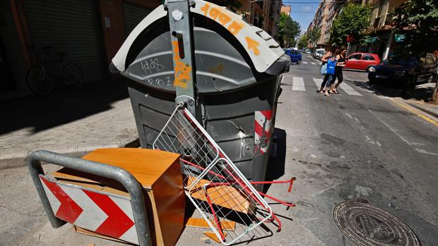 Imagen de la basura esparcida en una calle de Valencia
