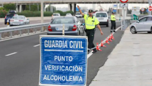 Imagen de archivo de un control de alcoholemia en Valencia