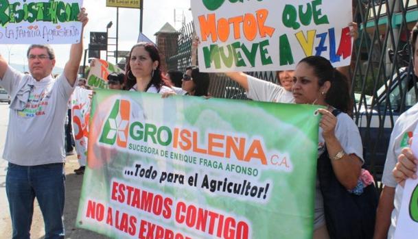 Empleados de Agroisleña ante la empresa hace seis años