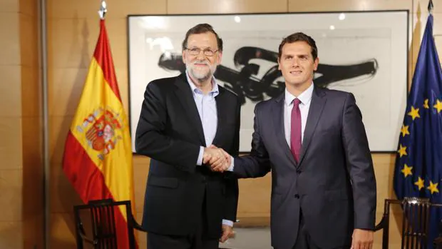 Los líderes del PP y de Ciudadanos, Mariano Rajoy y Albert Rivera, sellan su pacto