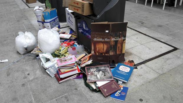 La basura se acumula alrededor de los contenedores de las calles de La Coruña