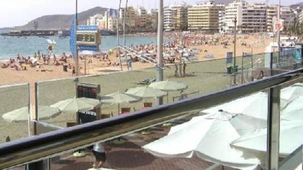 Papelera, asiento público, terraza, panel informativo, termómetro y plantita decorativa en la Playa de Las Canteras