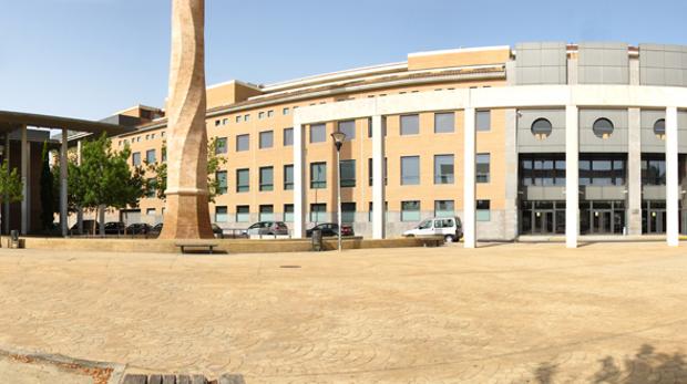 Imagen de la fachada de la Universidad CEU en Moncada (Valencia)