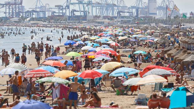 Imagen tomada este jueves, 1 de septiembre, en la playa valenciana de Las Arenas