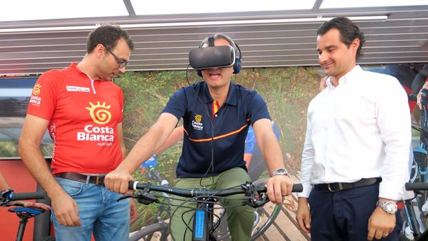 El presidente de la Diputación de Alicante, César Sánchez, estrena el simulador con gafas virtuales.