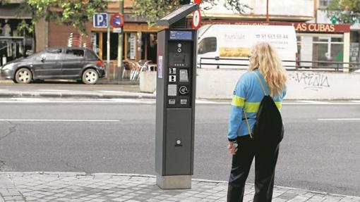 Una agente del SER observa uno de los parquímetros del paseo de la Florida