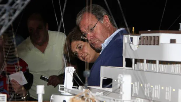 El alcalde de León, Antonio Silván(D), acompañado por la concejala de Turismo, Margarita Torres(I), inauguran la exposición «Titanic the Reconstruction»