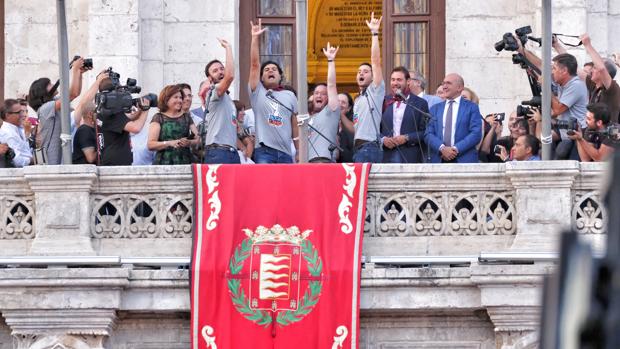 Los Rockcampers en el balcón del Ayuntamiento de Valladolid en el inicio del pregón