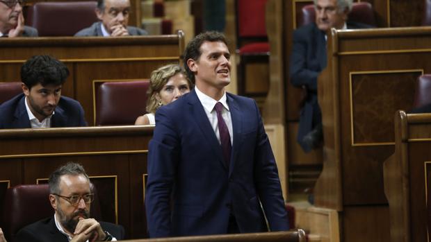 Albert Rivera votando a favor de Mariano Rajoy en la primera votación de la investidura