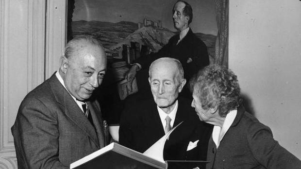 Azorín recibe en 1964 un libro homenaje de la prensa.