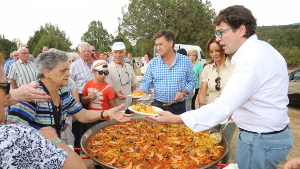 Vázquez, Clemente y Mañueco, en la paellada a campo abierto con simpatizantes en Prádena