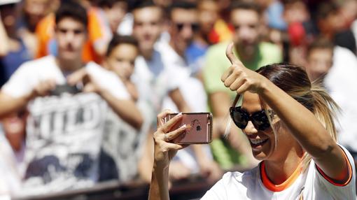 Imagen de Tamara Gorro en el césped de Mestalla