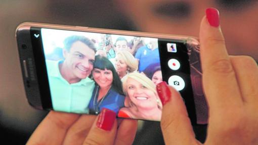 Pedro Sánchez, se hace un selfie con los simpatizantes en el acto gallego