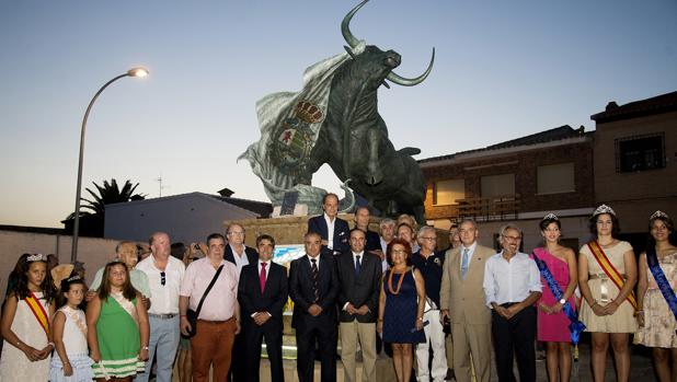 Victorino Martín inaugura en Villaseca una escultura homenaje al toro de lidia