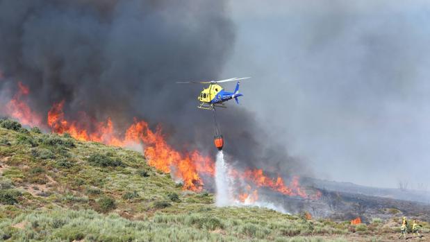 El fuego de Fontoria (León) evoluciona favorablemente y ya no hay riesgo para la población