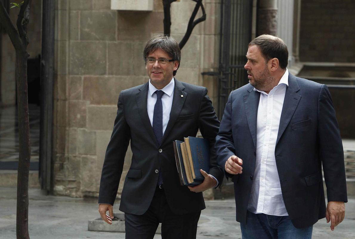 El presidente catalán, Carles Puigdemont, junto al vicepresidente y consejero de Economía, Oriol Junqueras