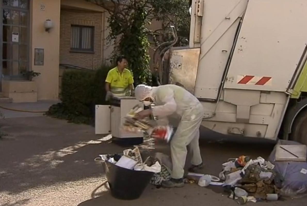 Personal del servicio municipal de limpieza tardó horas en sacar la basura acumulada en el piso