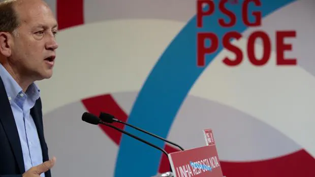 El candidato del PSdeG, Xoaquín Fernández Leiceaga, en la sede de O Pino