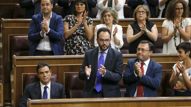 La bancada socialista durante la investidura de Mariano Rajoy