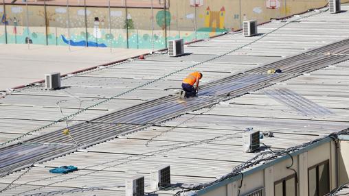 Un operario trabaja en los barracones del CEIP 103 de Valencia